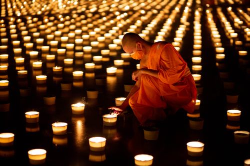 ภาพ No.29296:วันอาสาฬหบูชา พิธีจุดอาสาฬหประทีป ถวายเป็นพุทธบูชา