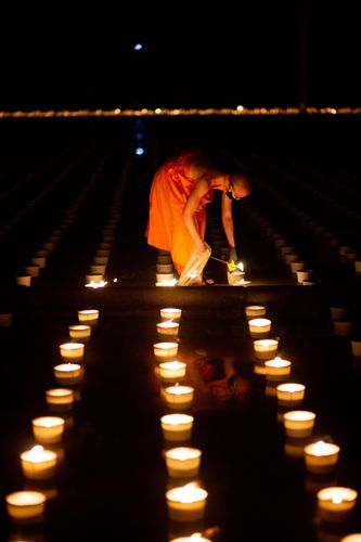 ภาพ No.29295:วันอาสาฬหบูชา พิธีจุดอาสาฬหประทีป ถวายเป็นพุทธบูชา