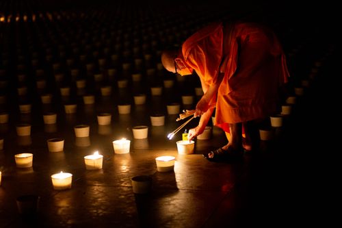 ภาพ No.29297:วันอาสาฬหบูชา พิธีจุดอาสาฬหประทีป ถวายเป็นพุทธบูชา