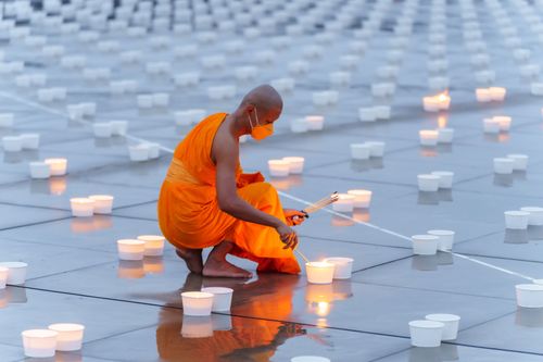 ภาพ No.29303:วันอาสาฬหบูชา พิธีจุดอาสาฬหประทีป ถวายเป็นพุทธบูชา