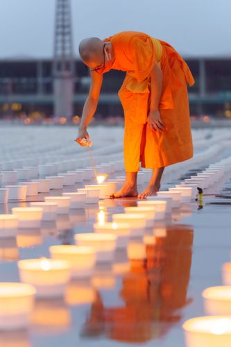 ภาพ No.29304:วันอาสาฬหบูชา พิธีจุดอาสาฬหประทีป ถวายเป็นพุทธบูชา