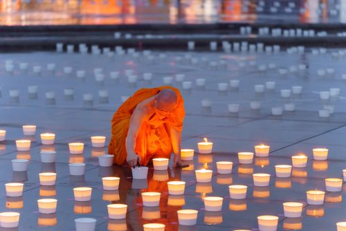 ภาพ No.29305:วันอาสาฬหบูชา พิธีจุดอาสาฬหประทีป ถวายเป็นพุทธบูชา