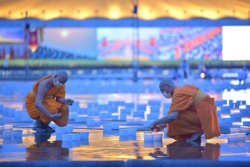 ภาพ No.29280:วันอาสาฬหบูชา พิธีจุดอาสาฬหประทีป ถวายเป็นพุทธบูชา