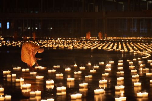 ภาพ No.29326:วันอาสาฬหบูชา พิธีจุดอาสาฬหประทีป ถวายเป็นพุทธบูชา