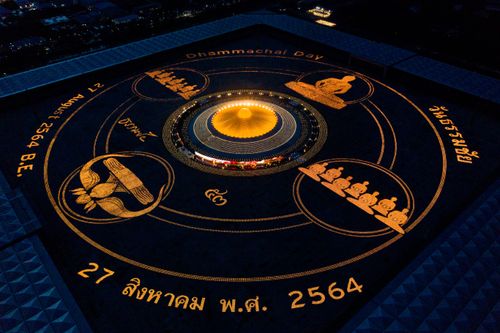 ภาพ No.29362:วันธรรมชัย พิธีจุดประทีปโคมไฟ ถวายเป็นพุทธบูชา แปรอักษรเป็นภาพ