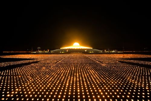 ภาพ No.29439:วันธรรมชัย พิธีจุดประทีปโคมไฟ ถวายเป็นพุทธบูชา แปรอักษรเป็นภาพ