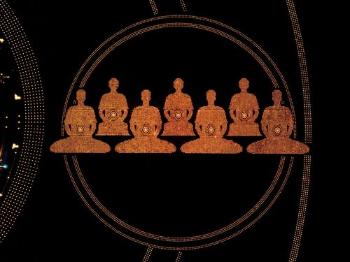 ภาพ No.29365:วันธรรมชัย พิธีจุดประทีปโคมไฟ ถวายเป็นพุทธบูชา แปรอักษรเป็นภาพ