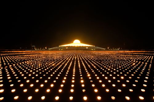 ภาพ No.29440:วันธรรมชัย พิธีจุดประทีปโคมไฟ ถวายเป็นพุทธบูชา แปรอักษรเป็นภาพ