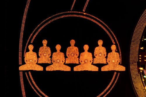 วันธรรมชัย พิธีจุดประทีปโคมไฟ ถวายเป็นพุทธบูชา แปรอักษรเป็นภาพ