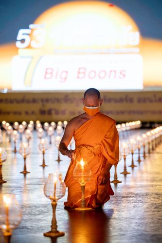 ภาพ No.29368:วันธรรมชัย พิธีจุดประทีปโคมไฟ ถวายเป็นพุทธบูชา แปรอักษรเป็นภาพ