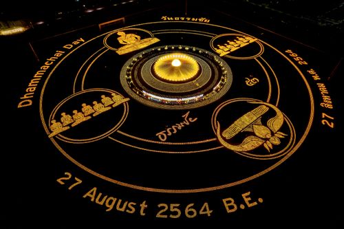 ภาพ No.29353:วันธรรมชัย พิธีจุดประทีปโคมไฟ ถวายเป็นพุทธบูชา แปรอักษรเป็นภาพ