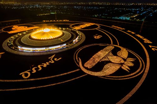 ภาพ No.29354:วันธรรมชัย พิธีจุดประทีปโคมไฟ ถวายเป็นพุทธบูชา แปรอักษรเป็นภาพ