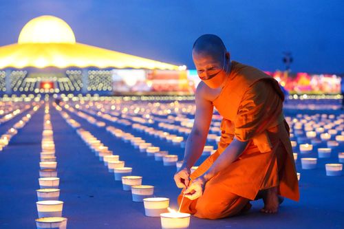 ภาพ No.29371:วันธรรมชัย พิธีจุดประทีปโคมไฟ ถวายเป็นพุทธบูชา แปรอักษรเป็นภาพ