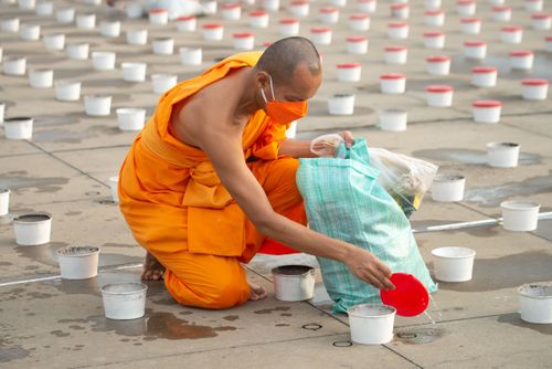 ภาพ No.29366:วันธรรมชัย พิธีจุดประทีปโคมไฟ ถวายเป็นพุทธบูชา แปรอักษรเป็นภาพ