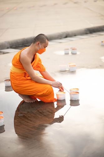 ภาพ No.29398:วันธรรมชัย พิธีจุดประทีปโคมไฟ ถวายเป็นพุทธบูชา แปรอักษรเป็นภาพ