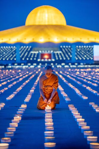 ภาพ No.29372:วันธรรมชัย พิธีจุดประทีปโคมไฟ ถวายเป็นพุทธบูชา แปรอักษรเป็นภาพ