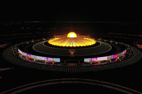 ภาพ No.29359:วันธรรมชัย พิธีจุดประทีปโคมไฟ ถวายเป็นพุทธบูชา แปรอักษรเป็นภาพ