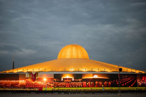 ภาพ No.29401:วันธรรมชัย พิธีจุดประทีปโคมไฟ ถวายเป็นพุทธบูชา แปรอักษรเป็นภาพ