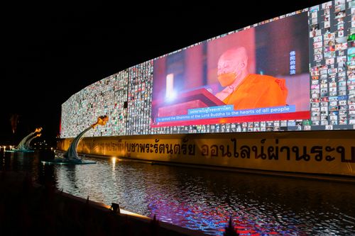 ภาพ No.29445:วันธรรมชัย พิธีจุดประทีปโคมไฟ ถวายเป็นพุทธบูชา แปรอักษรเป็นภาพ