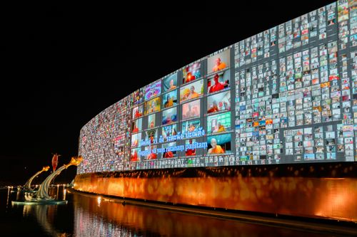 ภาพ No.29448:วันธรรมชัย พิธีจุดประทีปโคมไฟ ถวายเป็นพุทธบูชา แปรอักษรเป็นภาพ