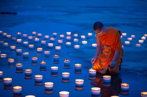 ภาพ No.29400:วันธรรมชัย พิธีจุดประทีปโคมไฟ ถวายเป็นพุทธบูชา แปรอักษรเป็นภาพ