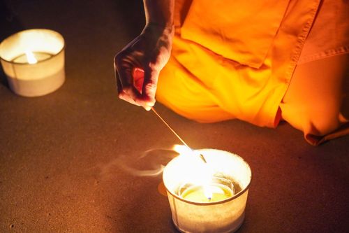 ภาพ No.29373:วันธรรมชัย พิธีจุดประทีปโคมไฟ ถวายเป็นพุทธบูชา แปรอักษรเป็นภาพ