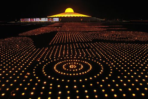 ภาพ No.29360:วันธรรมชัย พิธีจุดประทีปโคมไฟ ถวายเป็นพุทธบูชา แปรอักษรเป็นภาพ