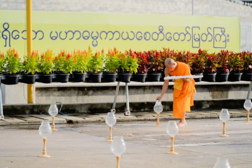 ภาพ No.29412:วันธรรมชัย พิธีจุดประทีปโคมไฟ ถวายเป็นพุทธบูชา แปรอักษรเป็นภาพ