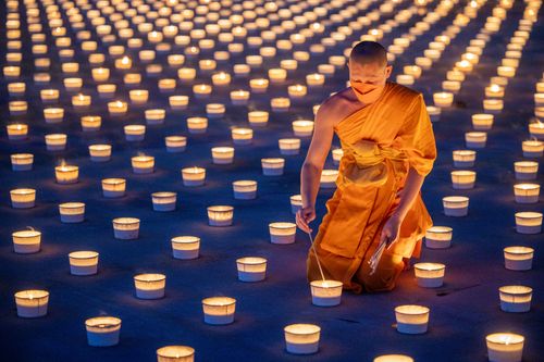 ภาพ No.29375:วันธรรมชัย พิธีจุดประทีปโคมไฟ ถวายเป็นพุทธบูชา แปรอักษรเป็นภาพ