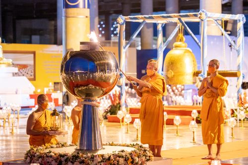 ภาพ No.29376:วันธรรมชัย พิธีจุดประทีปโคมไฟ ถวายเป็นพุทธบูชา แปรอักษรเป็นภาพ