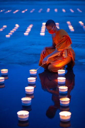 ภาพ No.29411:วันธรรมชัย พิธีจุดประทีปโคมไฟ ถวายเป็นพุทธบูชา แปรอักษรเป็นภาพ