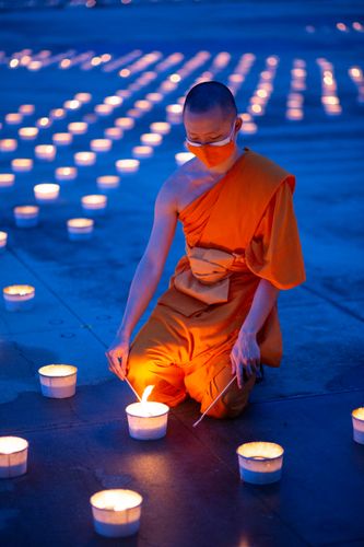 ภาพ No.29403:วันธรรมชัย พิธีจุดประทีปโคมไฟ ถวายเป็นพุทธบูชา แปรอักษรเป็นภาพ