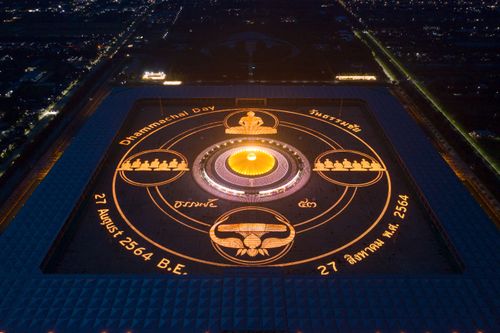 ภาพ No.29388:วันธรรมชัย พิธีจุดประทีปโคมไฟ ถวายเป็นพุทธบูชา แปรอักษรเป็นภาพ