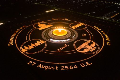 ภาพ No.29369:วันธรรมชัย พิธีจุดประทีปโคมไฟ ถวายเป็นพุทธบูชา แปรอักษรเป็นภาพ