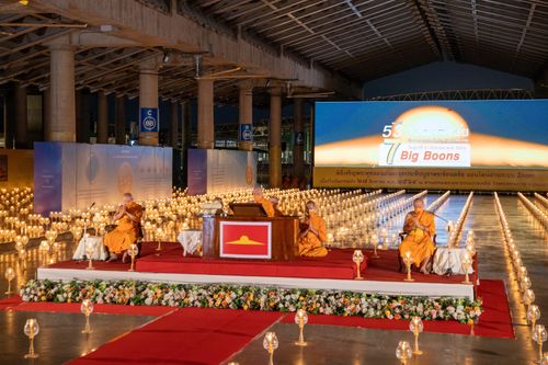 ภาพ No.29374:วันธรรมชัย พิธีจุดประทีปโคมไฟ ถวายเป็นพุทธบูชา แปรอักษรเป็นภาพ