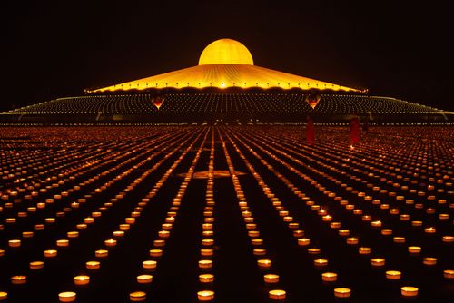 ภาพ No.29367:วันธรรมชัย พิธีจุดประทีปโคมไฟ ถวายเป็นพุทธบูชา แปรอักษรเป็นภาพ