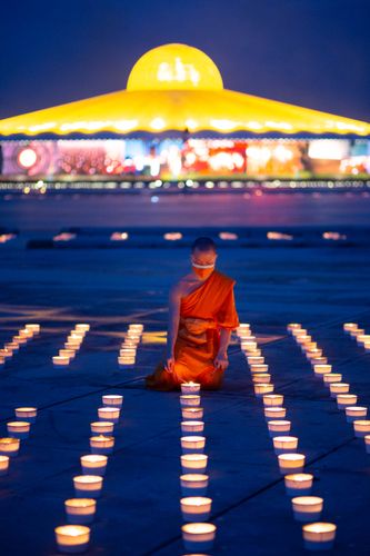 ภาพ No.29404:วันธรรมชัย พิธีจุดประทีปโคมไฟ ถวายเป็นพุทธบูชา แปรอักษรเป็นภาพ