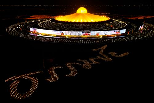 ภาพ No.29390:วันธรรมชัย พิธีจุดประทีปโคมไฟ ถวายเป็นพุทธบูชา แปรอักษรเป็นภาพ