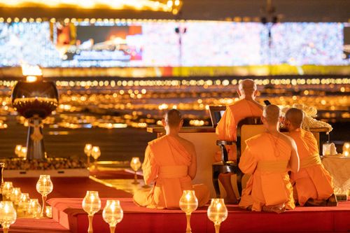 ภาพ No.29377:วันธรรมชัย พิธีจุดประทีปโคมไฟ ถวายเป็นพุทธบูชา แปรอักษรเป็นภาพ