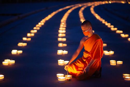 ภาพ No.29402:วันธรรมชัย พิธีจุดประทีปโคมไฟ ถวายเป็นพุทธบูชา แปรอักษรเป็นภาพ