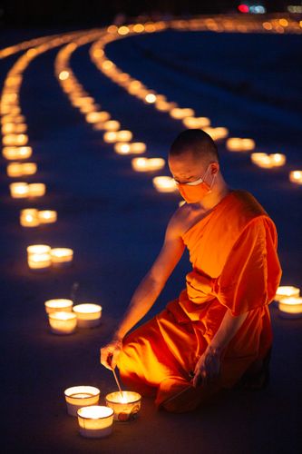 ภาพ No.29405:วันธรรมชัย พิธีจุดประทีปโคมไฟ ถวายเป็นพุทธบูชา แปรอักษรเป็นภาพ