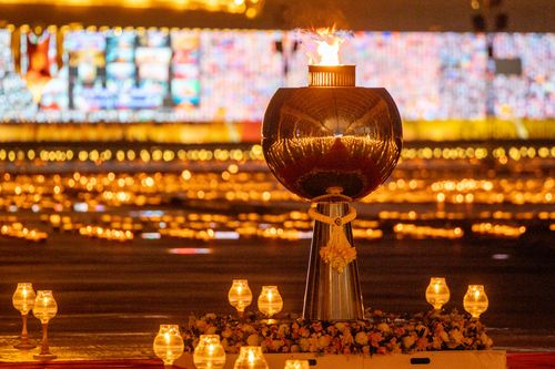 ภาพ No.29378:วันธรรมชัย พิธีจุดประทีปโคมไฟ ถวายเป็นพุทธบูชา แปรอักษรเป็นภาพ