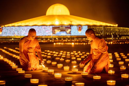 ภาพ No.29379:วันธรรมชัย พิธีจุดประทีปโคมไฟ ถวายเป็นพุทธบูชา แปรอักษรเป็นภาพ