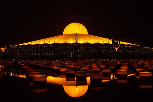 ภาพ No.29370:วันธรรมชัย พิธีจุดประทีปโคมไฟ ถวายเป็นพุทธบูชา แปรอักษรเป็นภาพ