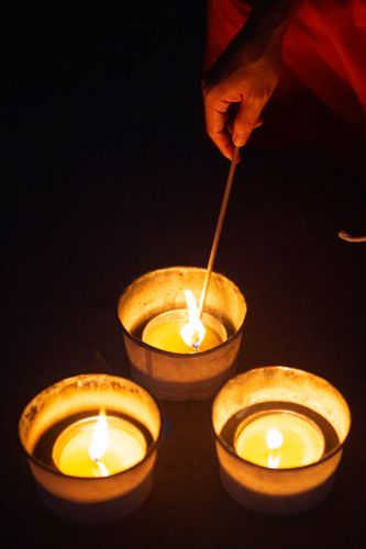 ภาพ No.29409:วันธรรมชัย พิธีจุดประทีปโคมไฟ ถวายเป็นพุทธบูชา แปรอักษรเป็นภาพ