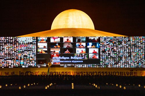 ภาพ No.29407:วันธรรมชัย พิธีจุดประทีปโคมไฟ ถวายเป็นพุทธบูชา แปรอักษรเป็นภาพ