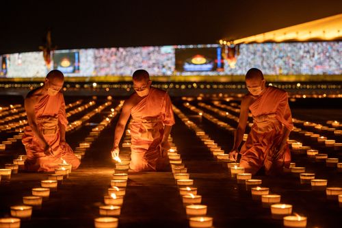 ภาพ No.29381:วันธรรมชัย พิธีจุดประทีปโคมไฟ ถวายเป็นพุทธบูชา แปรอักษรเป็นภาพ