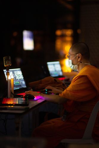 ภาพ No.29408:วันธรรมชัย พิธีจุดประทีปโคมไฟ ถวายเป็นพุทธบูชา แปรอักษรเป็นภาพ