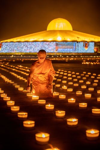 ภาพ No.29380:วันธรรมชัย พิธีจุดประทีปโคมไฟ ถวายเป็นพุทธบูชา แปรอักษรเป็นภาพ