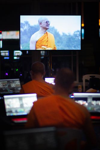 ภาพ No.29413:วันธรรมชัย พิธีจุดประทีปโคมไฟ ถวายเป็นพุทธบูชา แปรอักษรเป็นภาพ